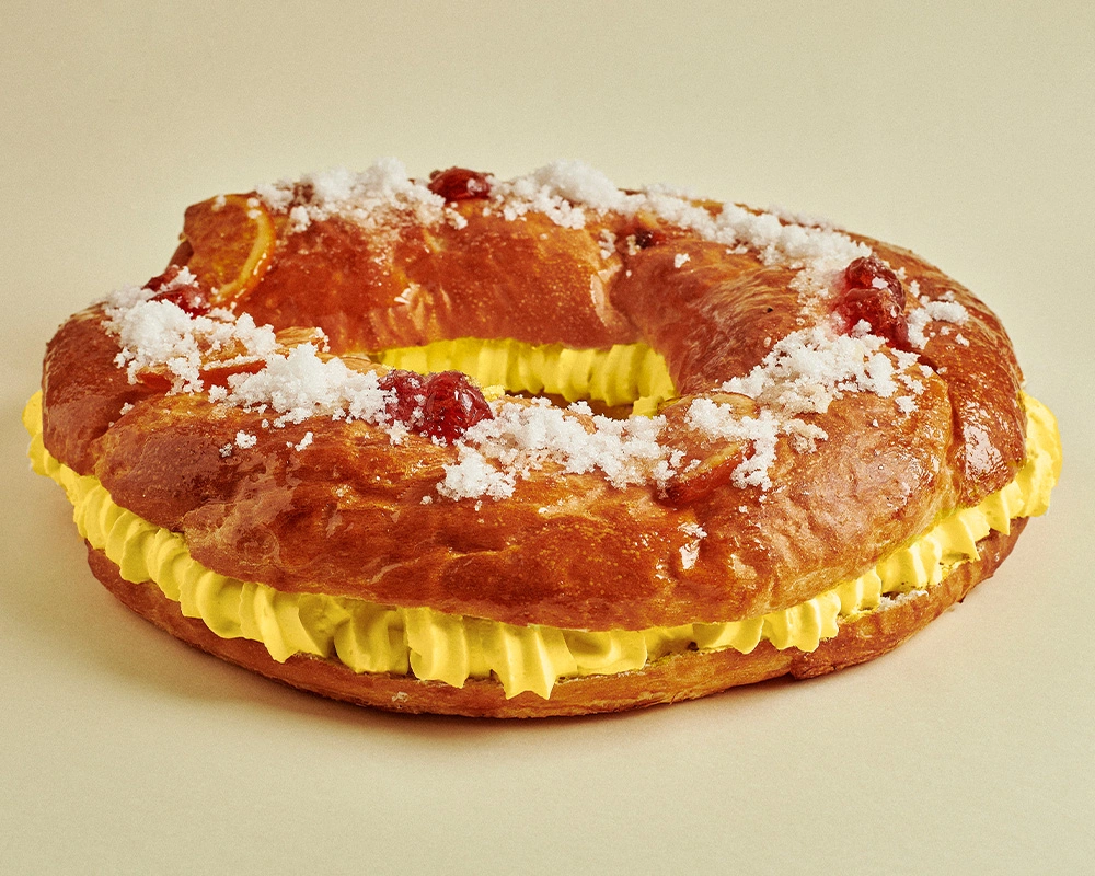 Macarons apilados con fondo beige y rama seca