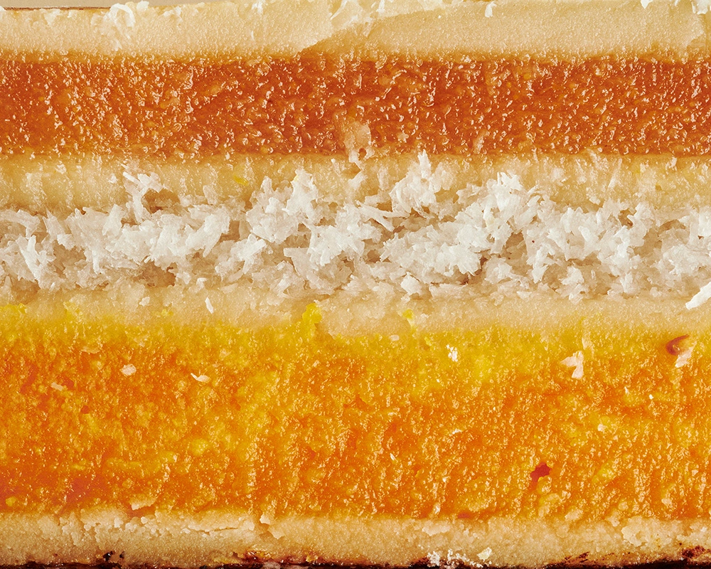 Cupcake con merengue quemado sobre fondo marrón y piedra